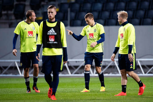 Victor Nilsson Lindelöf pratar med Andreas Granqvist