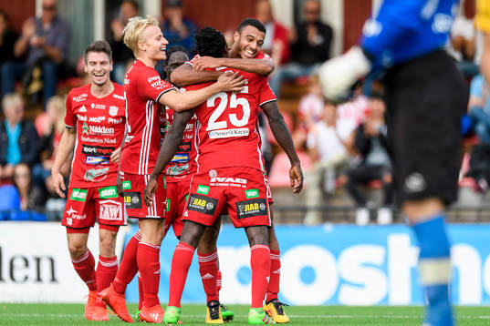 s Karl Cunningham jublar tillsammans med sina lagkamrater efter sitt 3-0 mål under fotbollsmatchen i division 1 norra mellan Piteå och Forward den 4 september 2016 i Piteå.