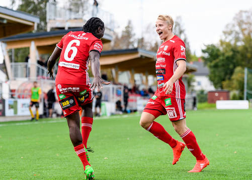 s Ibrahim Kallay (v) jublar