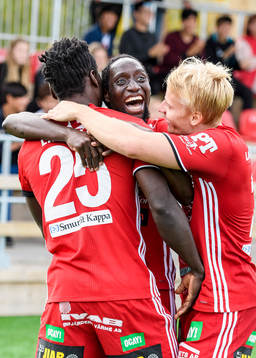 s Ibrahim Kallay (m) jublar