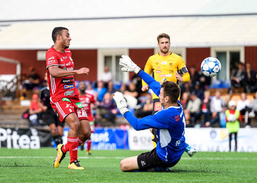 s Karl Cunningham lägger bollen förbi Forwards målvakt