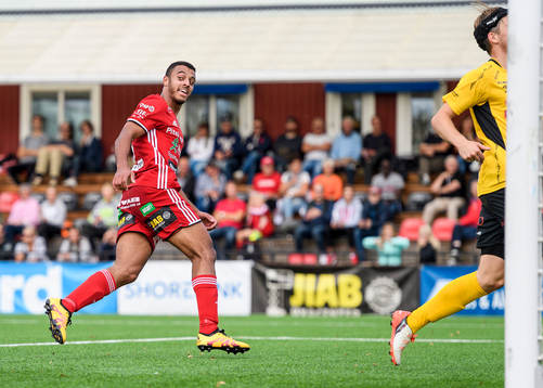 s Karl Cunningham jublar efter sitt 4-0 mål under fotbollsmatchen i division 1 norra mellan Piteå och Forward den 4 september 2016 i Piteå.