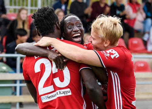 s Ibrahim Kallay (m) jublar tillsammans med Tetteh Komey (v) och Henrik Millbert (h) efter sitt 2-0 mål under fotbollsmatchen i division 1 norra mellan Piteå och Forward den 4 september 2016 i Piteå.