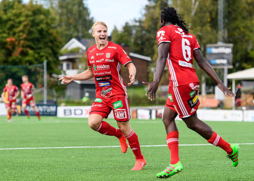 s Henrik Millbert (v) jublar efter Ibrahim Kallay (h) gjort 2-0 under fotbollsmatchen i division 1 norra mellan Piteå och Forward den 4 september 2016 i Piteå.