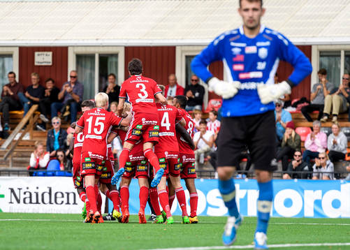 Piteåspelarana jublar efter 3-0 målet 