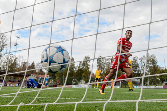 s Karl Cunningham gör 4-0 bakom Forwards målvakt Vladislav Mitev under fotbollsmatchen i division 1 norra mellan Piteå och Forward den 4 september 2016 i Piteå.