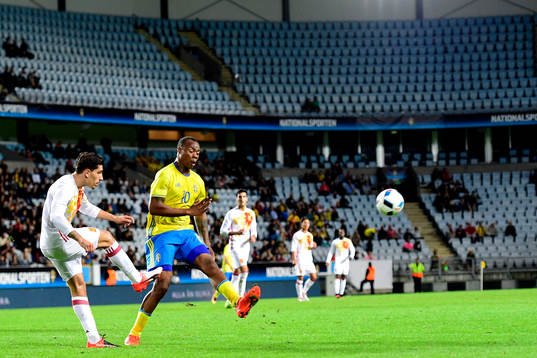 Spaniens Hector Bellerin och Sveriges Carlos Strandberg