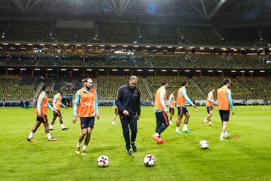 Hollands assisterande tränare Marco van Basten med spelare