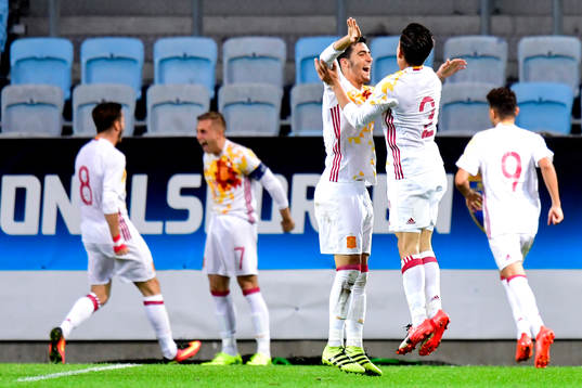 Spaniens Gerard Deulofeu och Hector Bellerin jublar