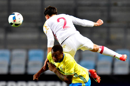 Spaniens Hector Bellerin och Sveriges Carlos Strandberg