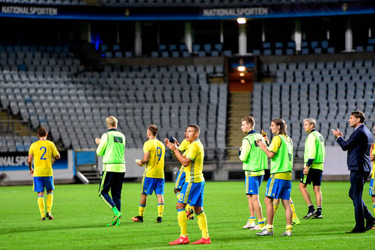 Sveriges spelare med Jordan Larsson i spetsen tackar