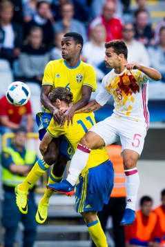 Sveriges Joel Asoro och Pawel Cibicki i kamp om bollen med Spaniens Jonny