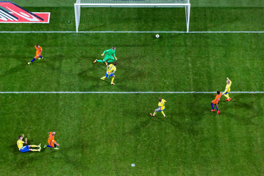 Sveriges målvakt Robin Olsen och Victor Nilsson Lindelöf