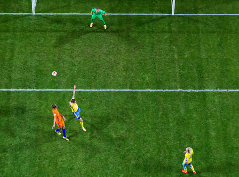 Hollands Bas Dost och Victor Nilsson Lindelöf i en