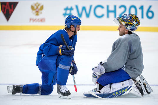 Sveriges Erik Karlsson och målvakt Henrik Lundqvist