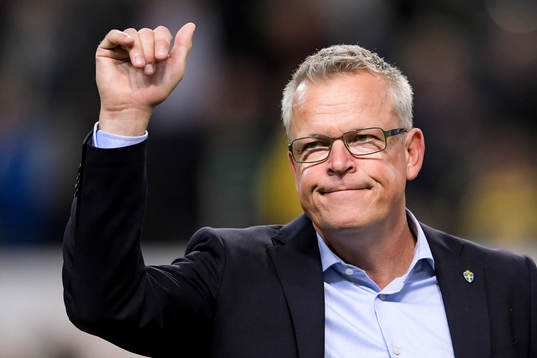 Sveriges förbundskapten Janne Andersson tackar publiken