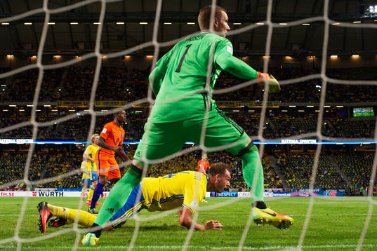 Hollands Georginio Wijnaldum och Sveriges Andreas Granqvist