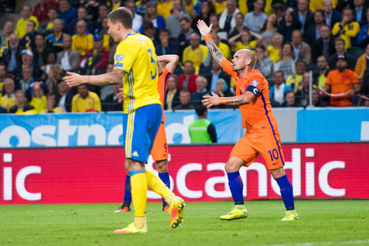 Hollands Wesley Sneijder reagerar på domaren