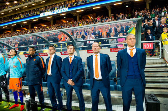 Hollands ledarstab med förbundskapten Danny Blind och assisterande förbundskapten Marco van Basten sjunger med i nationalsången
