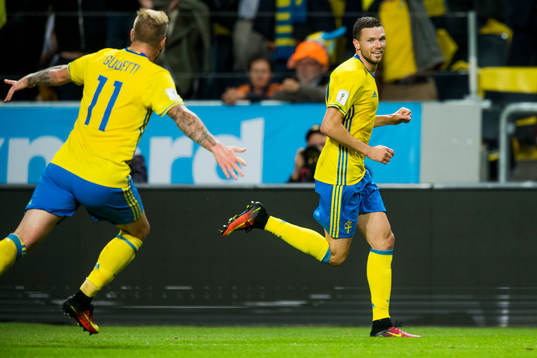 Sveriges John Guidetti jublar med Marcus Berg som gjort 1-0