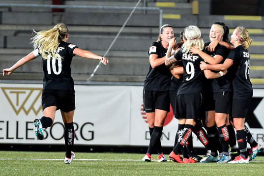 Göteborgs Elin Landström jublar med lagkamraterna efter 1-1