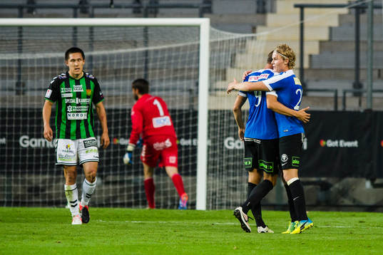 Trelleborgs Marcus Pode gör 1-1-målet och jublar med Ludvig Larsson