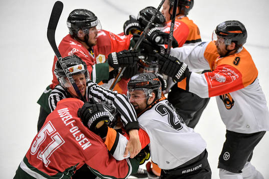 Frölundas Mats Rosseli Olsen och Wolfsburgs Gerrit Fauser
