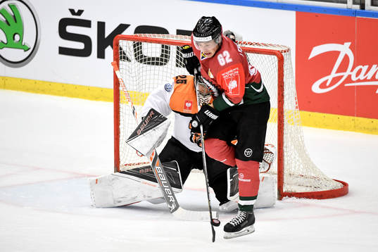 Frölundas Artturi Lehkonen styr ett skott framför