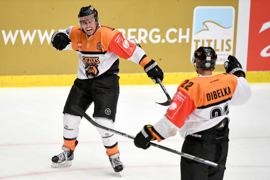 Wolfsburgs Brent Aubin jublar