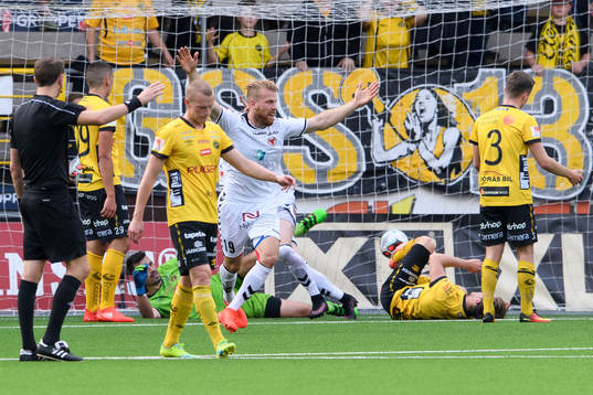 Kalmars Henri Anier jublar