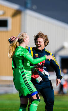 Sveriges målvakt Julia Langörgen och förbundskapten Katarina Dunder Olsson jublar