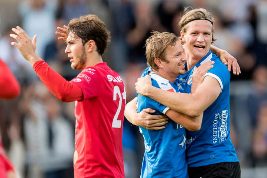 Halmstads Fredrik Olsson (v) jublar tillsammans med Alexander Berntsson (h) efter 2-2