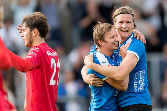 Halmstads Fredrik Olsson (v) jublar tillsammans med Alexander Berntsson (h) efter 2-2
