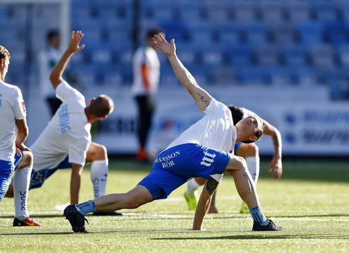 Norrköpings Marcus Falk Olander värmer upp