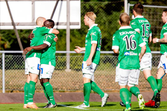 Ljungskiles Ahmed Suleiman jublar med lagkamrater efter sitt 1-1 mål