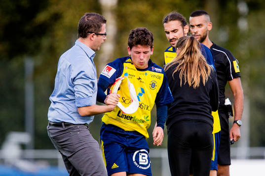 Ängelholms Ardian Rexhepi får hjälp upp