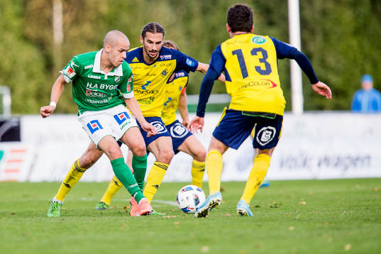 Ljungskiles Ahmed El-Amrani försöker dribbla sig förbi