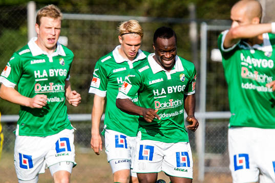 Ljungskiles spelare jublar tillsammans med Ahmed Suleiman (mitten) efter hans 1-1 mål