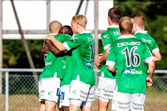 Ljungskiles spelare jublar tillsammans med Ahmed Suleiman (mitten) efter hans 1-1 mål
