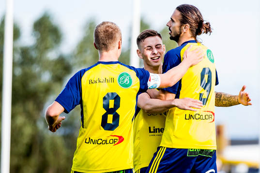 Ängelholms Christian Ljungberg (ryggen åt kameran), Vladica Zlojutro och Prince Adjesi jublar efter Vladica Zlojutros 1-0 mål