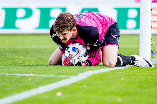 Ljungskiles målvakt August Strömberg räddar bollen
