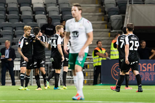 Örebros Daniel Björnqvist och Nahir Besara jublar efter att Besara kvitterat till 1-1