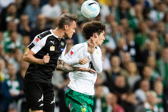 Örebros Erik Moberg i en nickduell med Hammarbys Romulo
