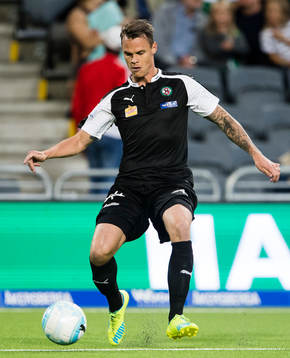 Örebros Erik Moberg med bollen
