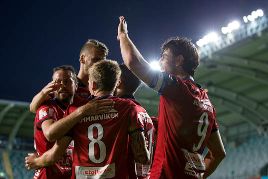 Örgrytes George Mourad jublar ihop med lagkamrater