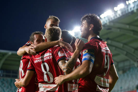   Örgrytes George Mourad jublar ihop med lagkamrater efter 1-0