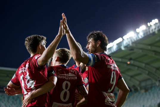 Örgrytes George Mourad jublar och gör high five med