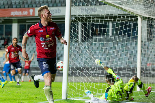  Örgrytes Fredrik Björck jublar efter att ha gjort 2-1