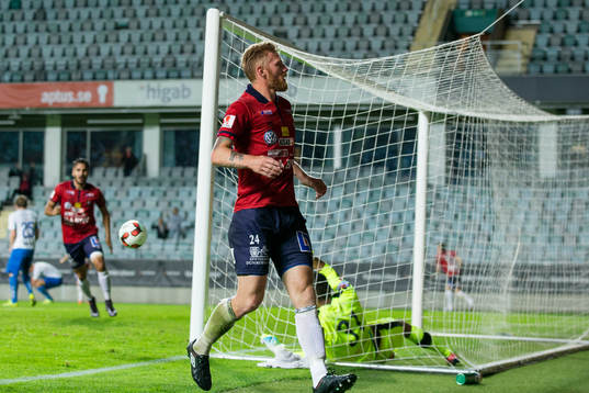  Örgrytes Fredrik Björck jublar efter att ha gjort 2-1