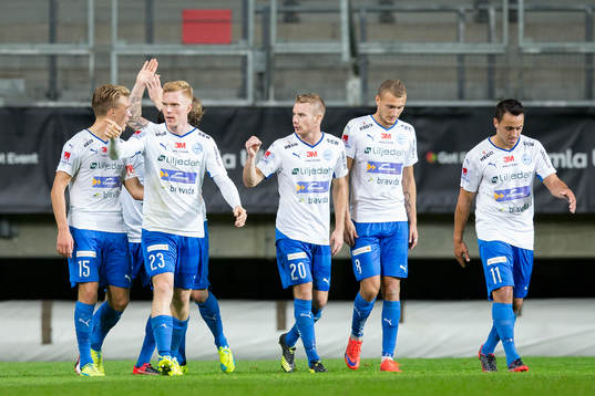  Värnamos David Engström jublar ihop med lagkamrater efter 1-1